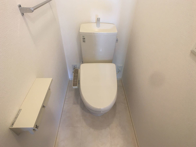 メゾン・ドゥ・ボヌールのトイレ|温水洗浄便座付きトイレです。