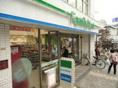 ファミリーマート横須賀追浜店 徒歩7分。コンビニ 560m