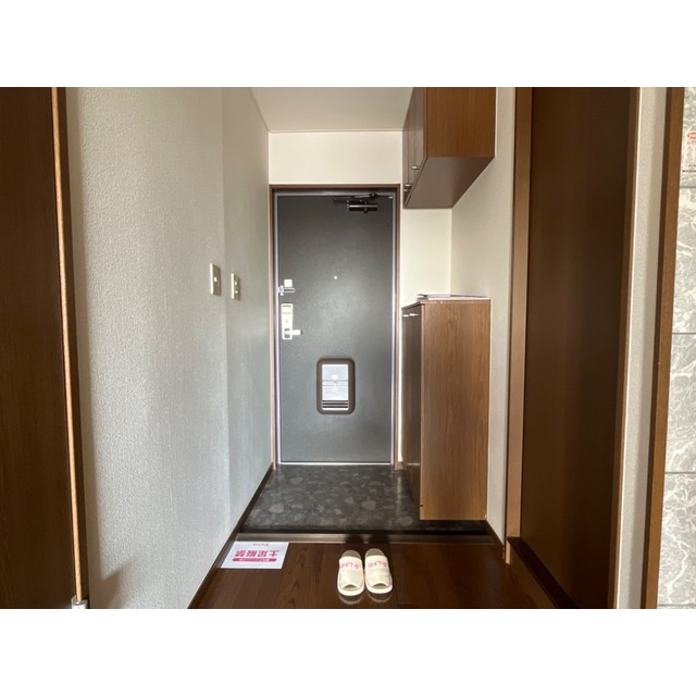 各務原市那加野畑町１丁目のアパートの玄関