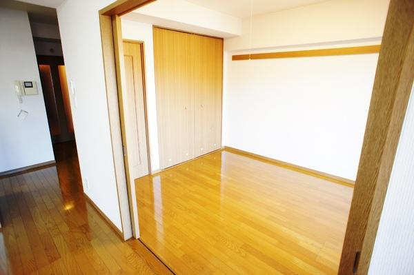 ケニーフラッツ玉川の洋室