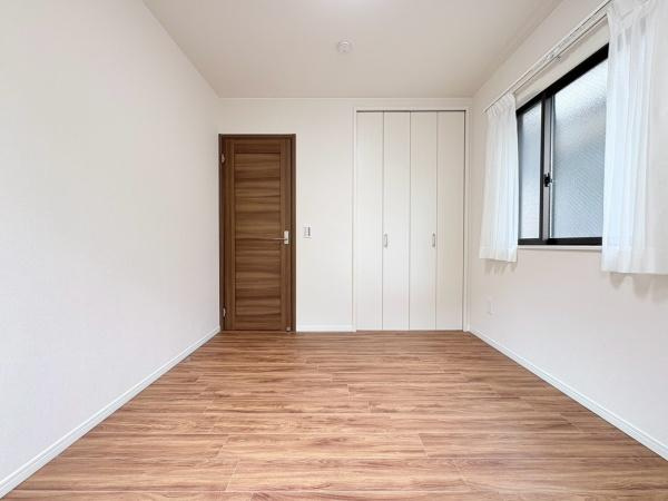 横浜市青葉区奈良５丁目の中古一戸建の寝室|寝室5.3帖！ご家族の目的に合わせたお部屋の使い方ができます♪