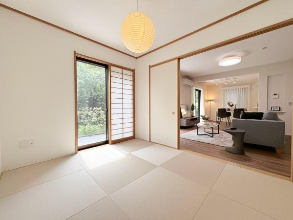 横浜市青葉区奈良５丁目の中古一戸建の和室|リビングに繋がる和室5.3帖！来客やご家族が帰られた際のお部屋としてもお使いいただけます！
