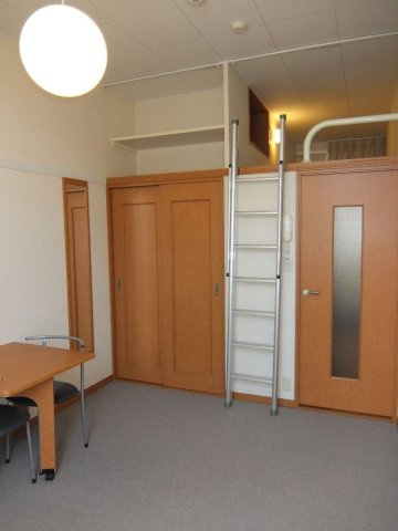 レオパレスコンフォートウッズⅡの居間・リビング|ロフト付きのお部屋です