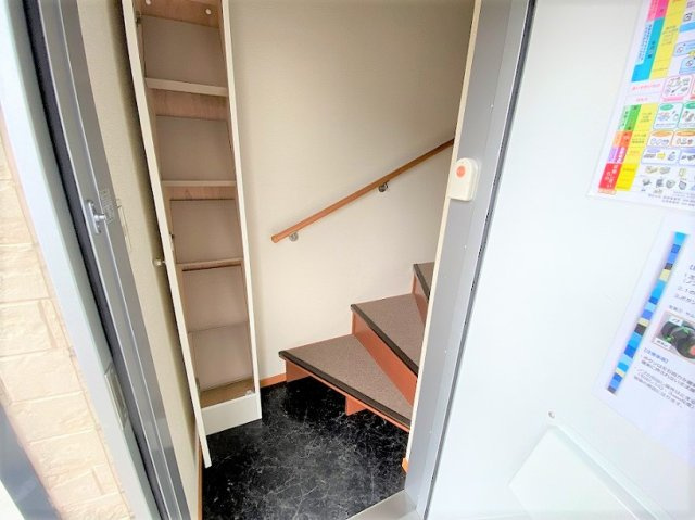 レオパレス葉山の玄関|シンプルで使いやすい玄関です