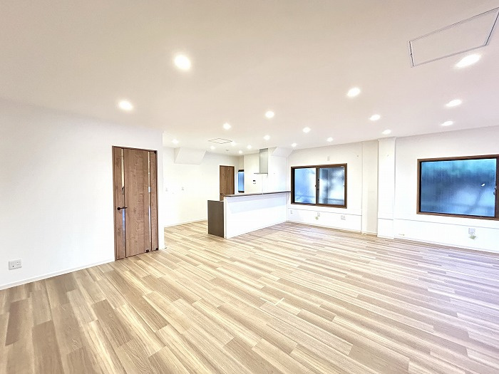 名古屋市名東区八前３丁目の中古一戸建の居間・リビング|◇リビング◇　　南面を含む３面採光で明るいリビング約３５．０帖　インテリアが映えるワイドリビング♪　