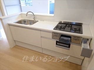 Contentoのキッチン|センサー吐水シャワー栓・３口ガスコンロ・グリル付きシステムキッチン