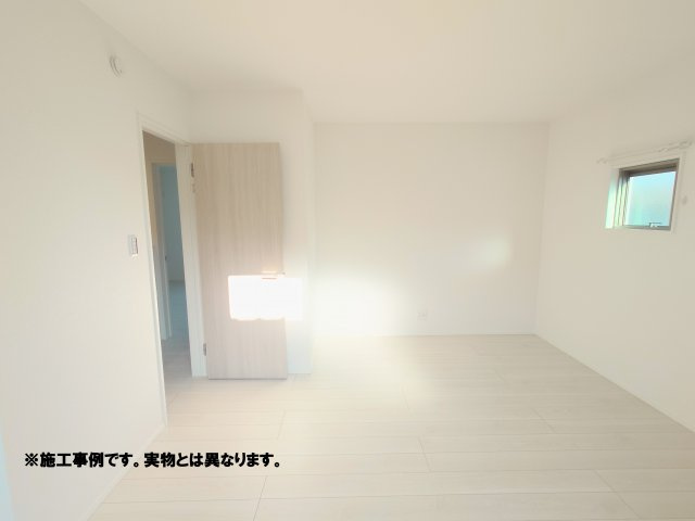 高松市木太町オール電化住宅◇食洗器や網戸等設置されているお得なオール電化住宅です。の寝室|完成予想図
寝具や旅行バッグなど大きなものも収納でき、お家をスッキリと片付けることが可能な大容量収納ウォークインクローゼット付きです。