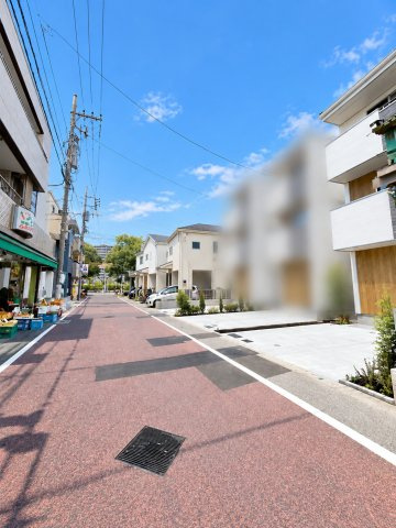 江戸川区下篠崎町 築3年戸建の前面道路含む現地写真|彩りある舗装が印象的な前面道路。穏やかな街並みに調和した住環境です。