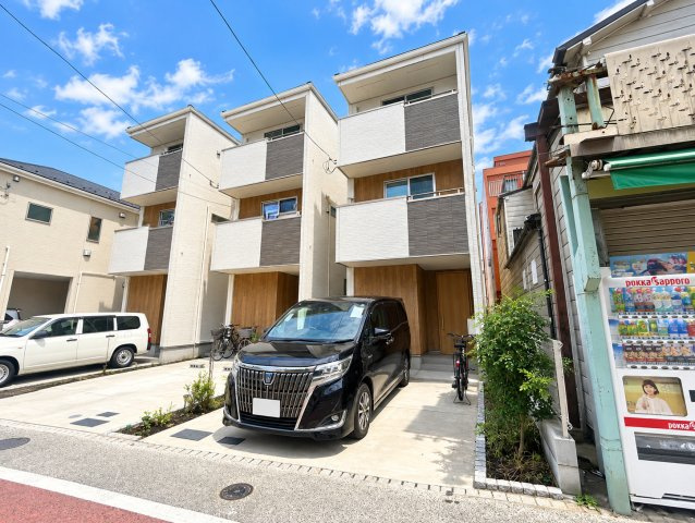 江戸川区下篠崎町 築3年戸建の外観|青空に美しく映えるスタイリッシュな外観。住まう誇りを感じられる一邸です。
