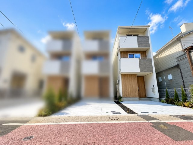 江戸川区下篠崎町 築3年戸建の外観|青空に美しく映えるスタイリッシュな外観。住まう誇りを感じられる一邸です。