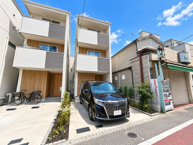 江戸川区下篠崎町 築3年戸建の外観|洗練された外観が印象的な、スタイリッシュな3階建て住宅。
