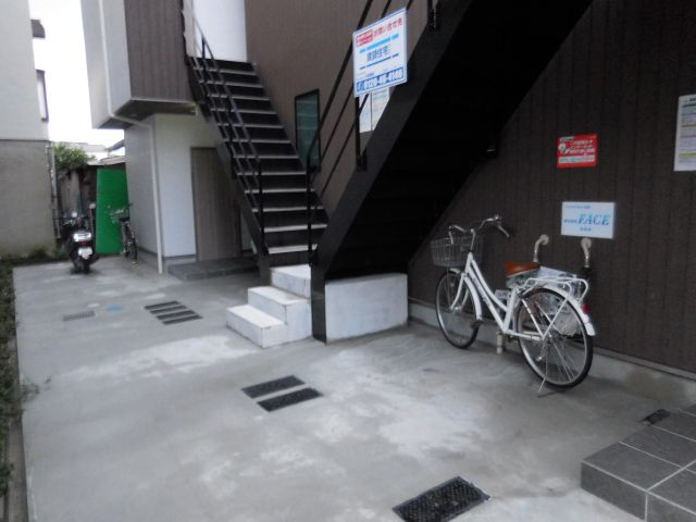 rn Terrace ⾼槻の駐車場