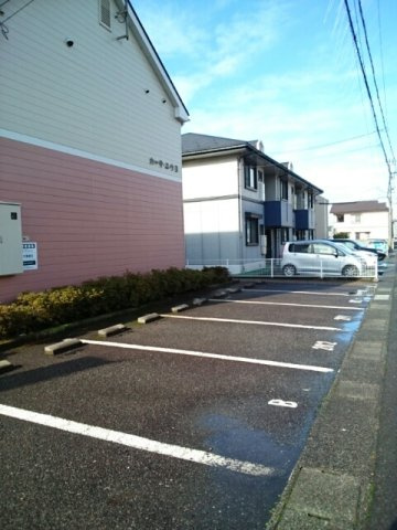 カーサ．ユウＢの駐車場