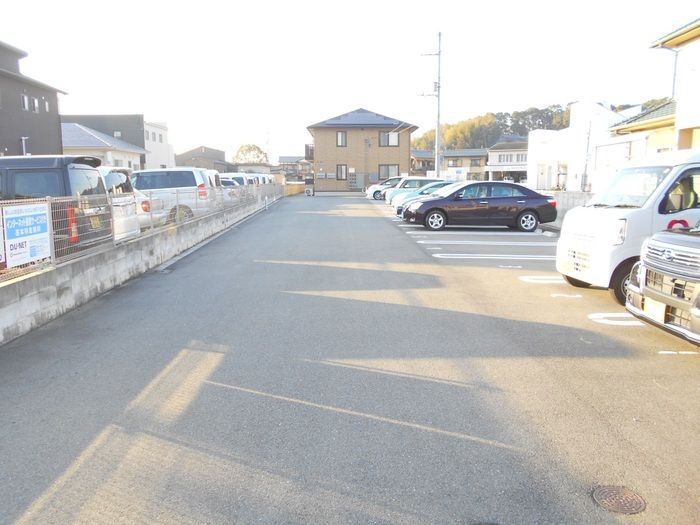 ラポール山路の駐車場