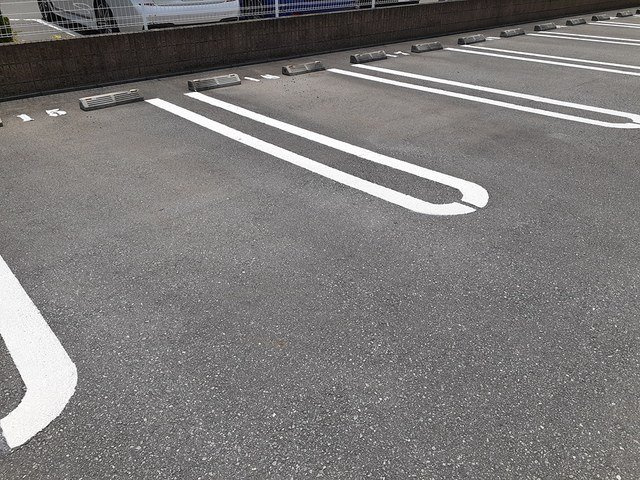 ブロード　ガーデンⅢの駐車場
