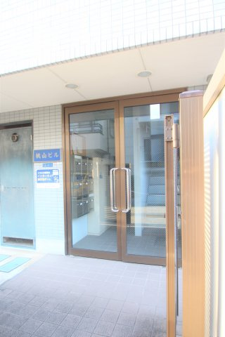 桃山ビルのエントランス