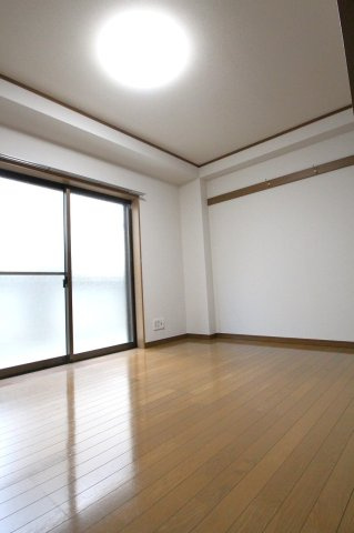 桃山ビルの洋室|南向きで日当たり良好！※他室参考写真