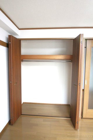 川崎市高津区二子１丁目の賃貸マンションの収納|たっぷり入るクローゼットです※他室参考写真