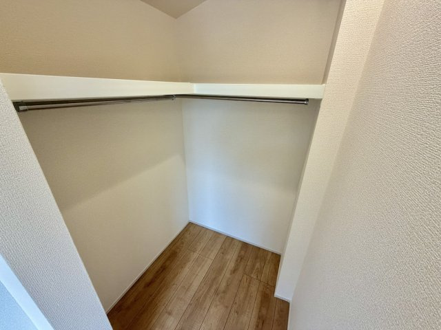 あきる野市野辺全８棟の収納|【6帖洋室】洋服から大型荷物までしっかり収納できるWIC。室内がすっきり片付き、毎朝の身支度もスムーズです。 