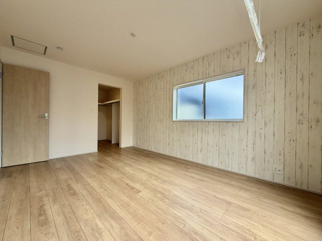 あきる野市野辺全８棟の洋室|【8.75帖】ゆったりとした広さを確保した主寝室。ベッドを置いてもゆとりがあります。