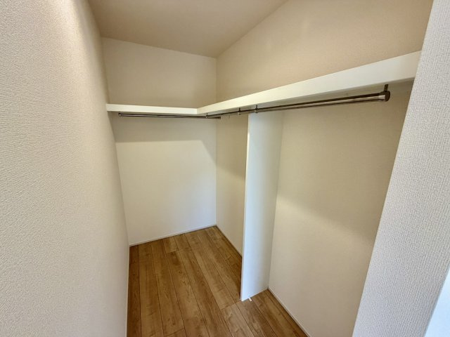 あきる野市野辺全８棟の収納|【8.75帖洋室】洋服から大型荷物までしっかり収納できるWIC。室内がすっきり片付き、毎朝の身支度もスムーズです。 