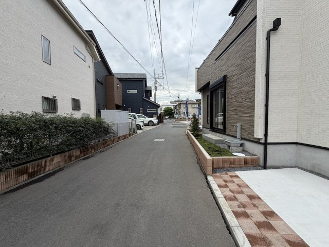 あきる野市野辺全８棟の前面道路含む現地写真|車どおりの少ない道路です。運転が苦手な方も安心して駐車できます。