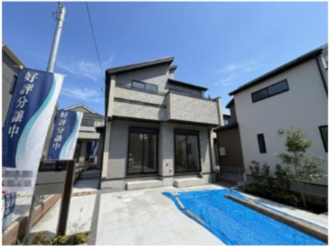 あきる野市野辺全８棟の外観|【4号棟】2つの柄のグレーがお洒落な新築分譲住宅の外観写真です。
明るい日差しの中で、洗練されたデザインが目を引きます。駐車場スペースもあり、快適な生活が想像できる物件です。