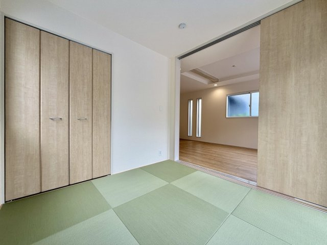 あきる野市野辺全８棟の和室|畳の香りに包まれる落ち着いた和室。寝室やキッズスペース、来客用など多目的に活躍します。 