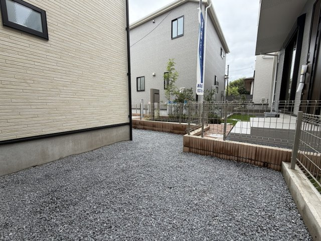 あきる野市野辺全８棟の庭|使い勝手の良いコンパクトなお庭。ちょっとしたガーデニングや倉庫置き場にも最適です。 