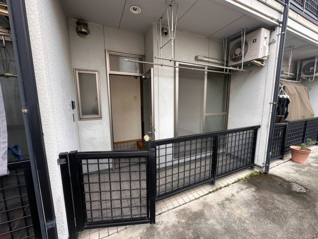 Y'sメゾネットCの玄関