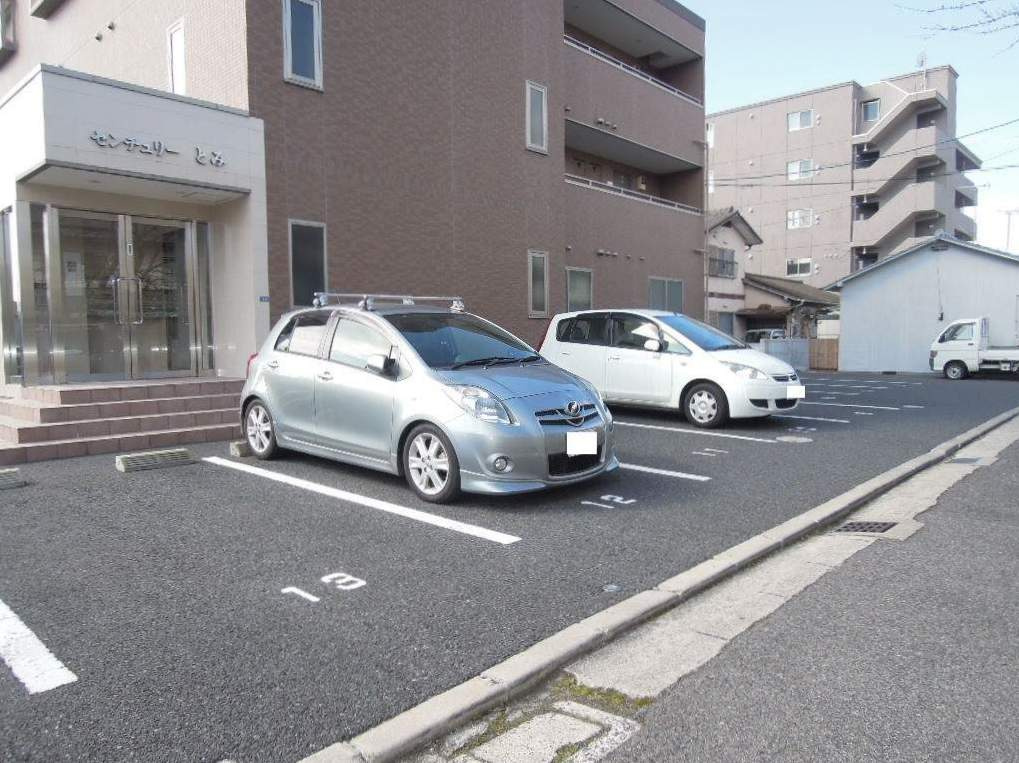 センチュリーとみ の駐車場