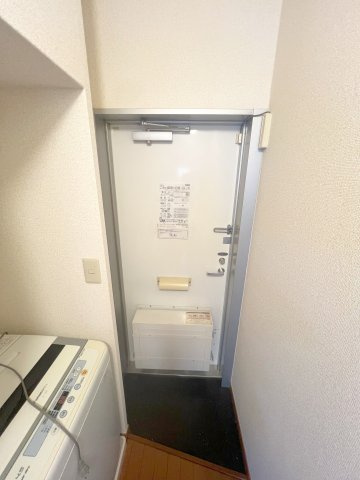 レオパレスガラクシアースの玄関