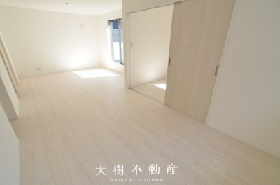 【居間・リビング】 | 座間市座間2丁目　新築戸建て　全3棟　【仲介手数料無料】