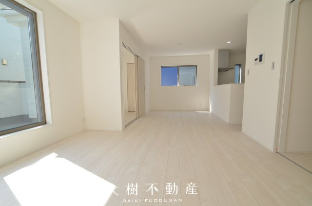 【居間・リビング】 | 座間市座間2丁目　新築戸建て　全3棟　【仲介手数料無料】