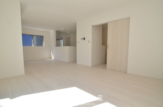 【居間・リビング】 | 座間市座間2丁目　新築戸建て　全3棟　【仲介手数料無料】 | □■海老名市を中心に地域密着で営業している不動産会社です■□