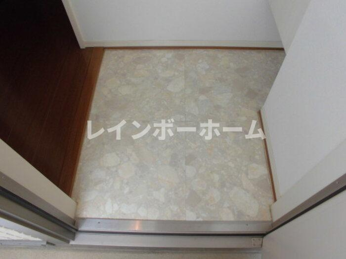 プランドール幸房　弐番館　仲介手数料（賃料の1.10ヵ月）の50％OFF対象物件！の玄関|収納もある玄関です