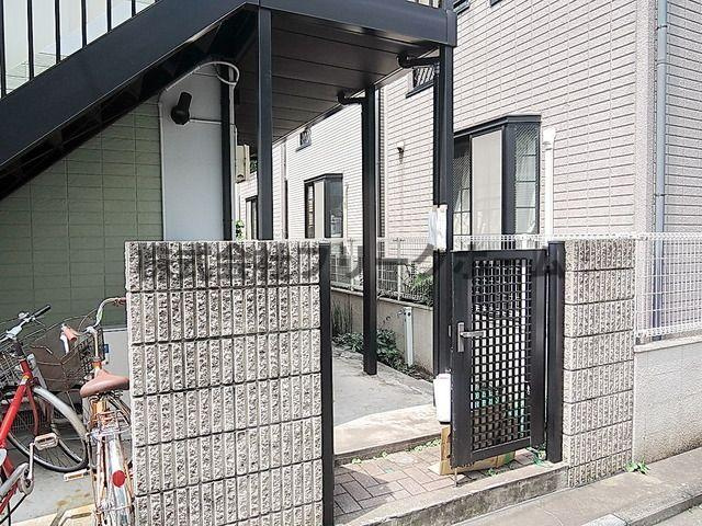 武蔵野市中町２丁目のアパートのエントランス