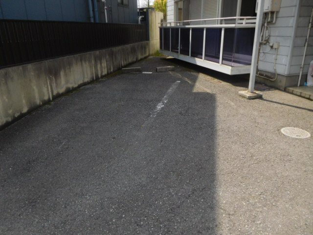 姫路市飾磨区妻鹿東海町のハイツの駐車場