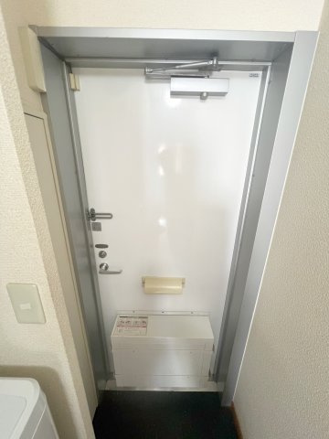 レオパレスガラクシアースの玄関