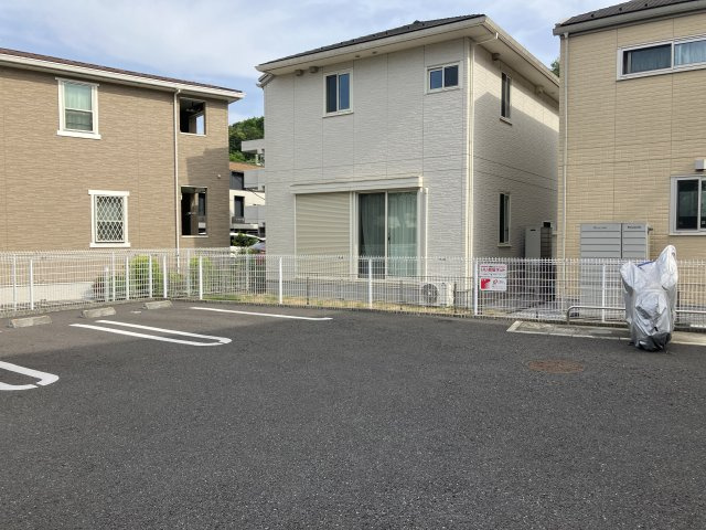 稲城市矢野口のアパートの駐車場