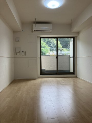 稲城市矢野口のアパートの居間・リビング