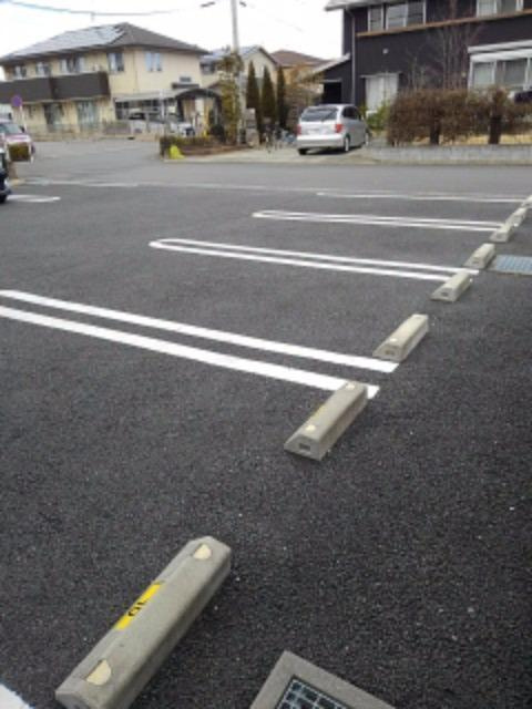 桜・コートの駐車場