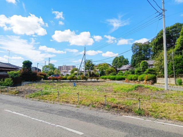 東松山市上野本字今藤　土地153坪の外観|陽当り良好で開放感あふれる角地物件です。周囲に遮るものがなく広々とした敷地で、自由なプランでの建築が可能。前面道路も整備されており、お車の出し入れやアクセスもスムーズな住環境です。