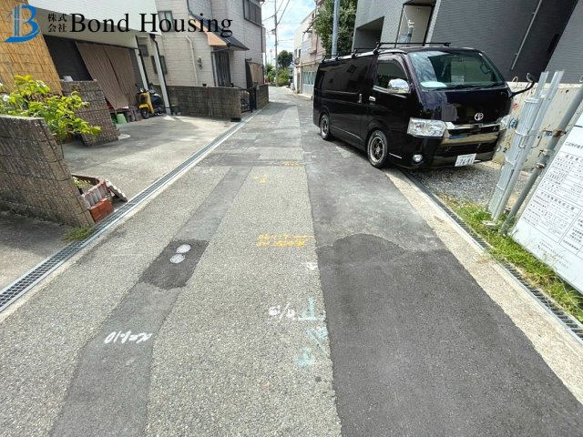 駐車並列2台可能　千鳥が丘1丁目　新築2区画　1号棟の前面道路含む現地写真