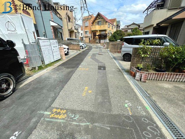 駐車並列2台可能　千鳥が丘1丁目　新築2区画　1号棟の前面道路含む現地写真