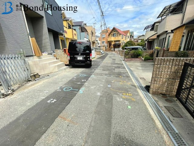 ZEH水準　千鳥が丘1丁目　新築2区画　2号棟の前面道路含む現地写真