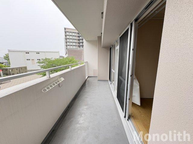 サンヴァリエ津久野７号棟のバルコニー