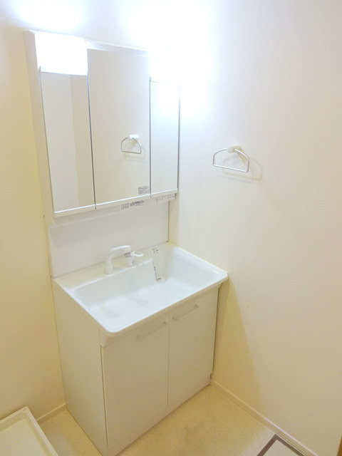 青梅市河辺町４丁目の賃貸マンションの洗面所|★3面鏡の裏側は収納が出来ます★
