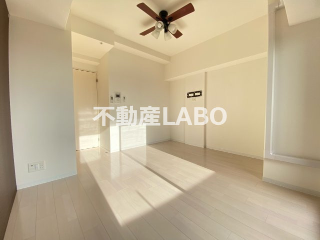 Luxe難波westの洋室