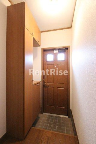 フィールド裕B棟の玄関|参考写真です。現況優先。